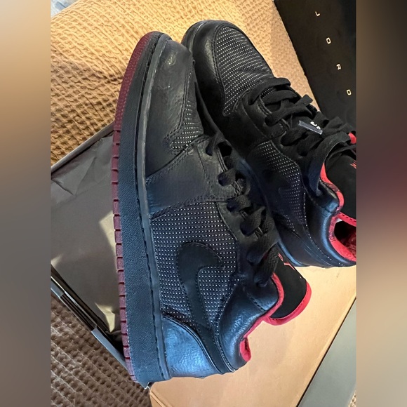 Air Jordan 1 Retro Low // Y6.5 = Women’s 8.5 - Picture 9 of 12